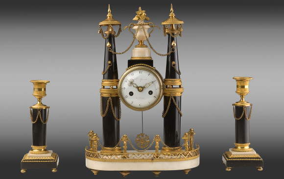 Reloj con candeleros en bronce y mármol<br/>Época Luis XVI