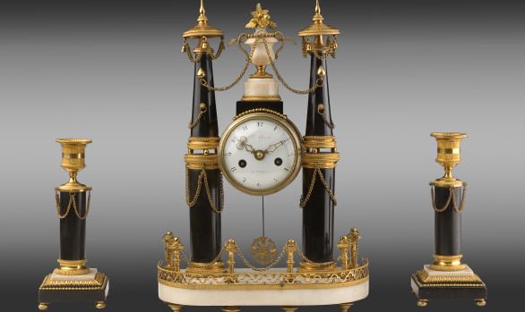 Reloj con candeleros en bronce y mármol<br/>Época Luis XVI