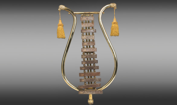 Xilófono instrumento musical <br/>realizado en bronce y acero<br/> Siglo XIX