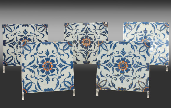 Raro conjunto de cinco Azulejos<br/> en Porcelana de Compañía de Indias<br/> Siglo XVIII