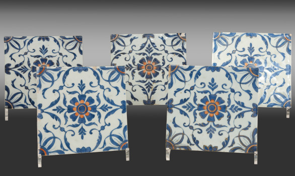 Raro conjunto de cinco Azulejos<br/> en Porcelana de Compañía de Indias<br/> Siglo XVIII