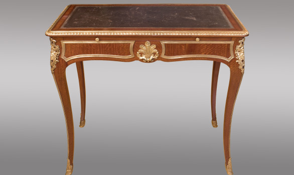 Mesa de escritorio Francesa <br/>de Estilo Regencia<br/> Firmada G. Durand ebanista parisino<br/> Siglo XIX