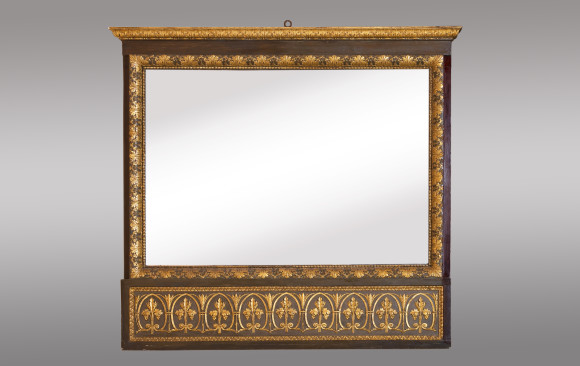 Espejo en madera tallada y dorada<br/>de estilo Neoclásico <br/>Princípios del Siglo XIX