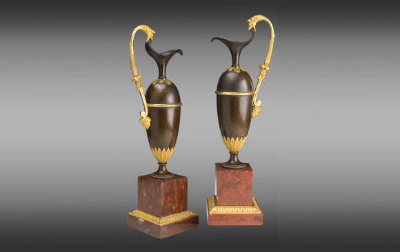 Pareja de Jarras en bronce dorado <br/>y patinado Francesas <br/>sobre bases de mármol rojo de Campan