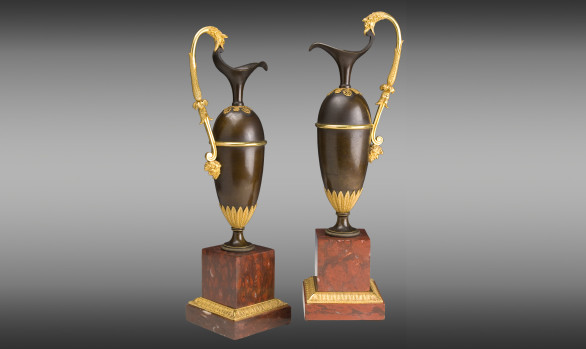 Pareja de Jarras en bronce dorado <br/>y patinado Francesas <br/>sobre bases de mármol rojo de Campan