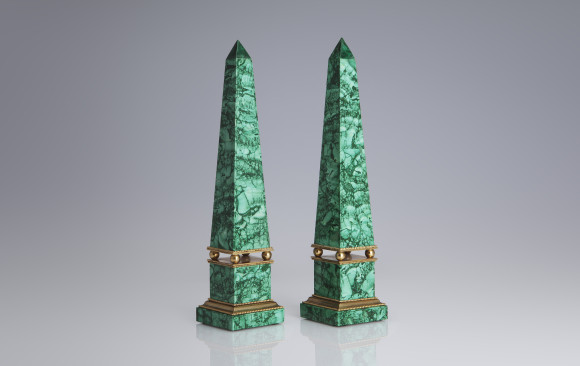 Pareja de Obeliscos Rusos <br/>en malaquita y bronce dorado<br/>  Siglo XIX