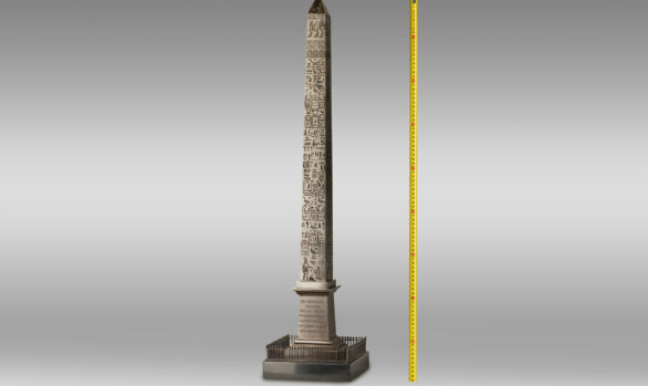Gran Obelisco en Bronce patinado<br/>Primera Mitad del Siglo XIX