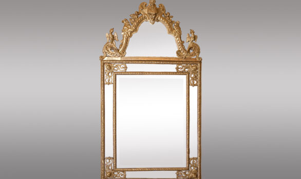Espejo Regencia <br/> en madera tallada a la berain y dorada<br/> Siglo XVIII