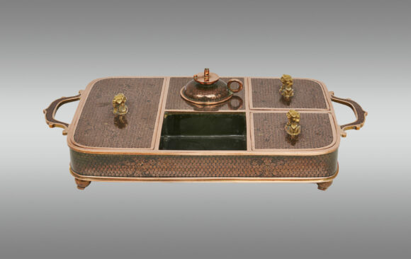 Bandeja para fumar opio<br/>en bronce cloissoné con esmalte negro <br/>Siglo XIX