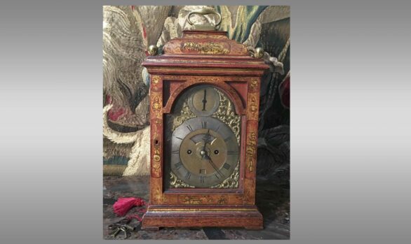 Reloj de sobremesa en laca roja <br/> Inglaterra  Siglo XVlll