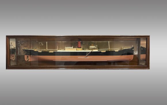 Maqueta de medio casco <br/> del barco ''Caldy Ligth''<br/>Construido en Inglaterra en 1913