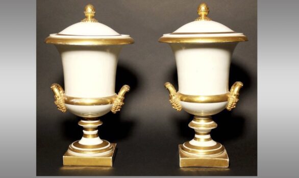 Pareja de copas Medicis cubiertas<br/>en porcelana de Paris<br/>Hacia 1830